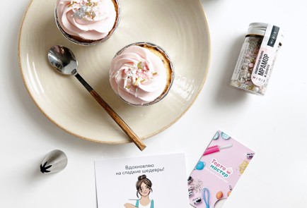 Фото шага рецепта Ванильные капкейки с малиновой начинкой 153126 шаг 5  