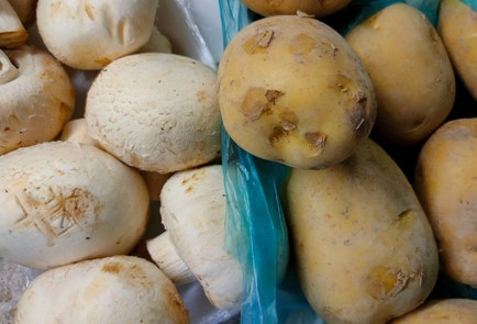 Фото шага рецепта Вареная картошка с грибами 189451 шаг 1