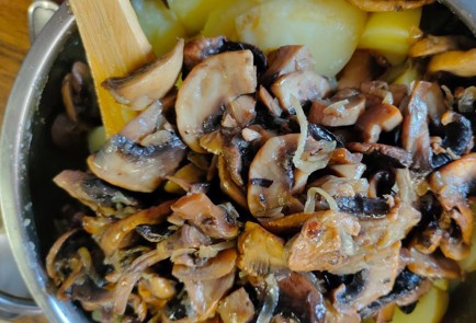 Фото шага рецепта Вареная картошка с грибами 189451 шаг 10