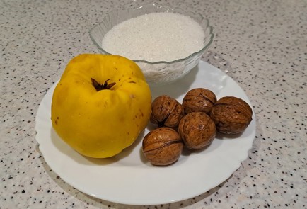 Фото шага рецепта Варенье из айвы с грецкими орехами 188142 шаг 1  