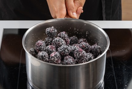 Фото шага рецепта Простой рецепт варенья из ежевики 174364 шаг 5  