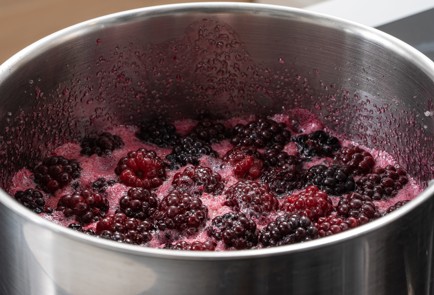 Фото шага рецепта Простой рецепт варенья из ежевики 174364 шаг 6  