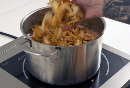 Фото шага рецепта Варенье из лисичек на брусничном соке 79867 шаг 2  