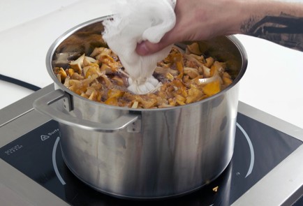 Фото шага рецепта Варенье из лисичек на брусничном соке 79867 шаг 3  