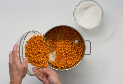 Фото шага рецепта Варенье из облепихи 151361 шаг 1  