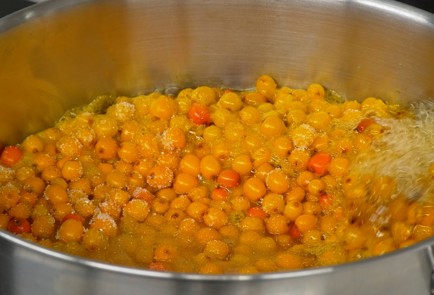 Фото шага рецепта Варенье из облепихи 151361 шаг 2  