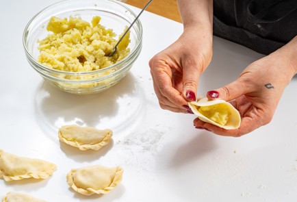 Фото шага рецепта Вареники с картошкой на заварном тесте 176086 шаг 10  