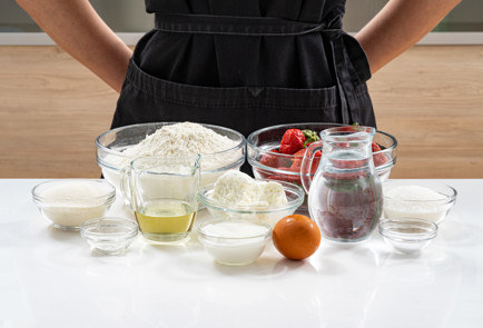 Фото шага рецепта Вареники с клубникой и творогом 189152 шаг 1  