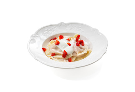 Фото шага рецепта Вареники с клубникой и творогом 189152 шаг 10  