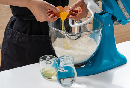 Фото шага рецепта Вареники с клубникой и творогом 189152 шаг 2  