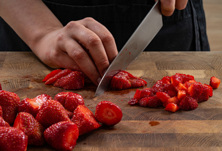 Фото шага рецепта Вареники с клубникой и творогом 189152 шаг 4  
