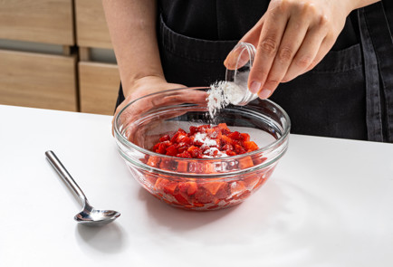 Фото шага рецепта Вареники с клубникой и творогом 189152 шаг 5  