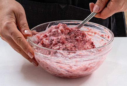 Фото шага рецепта Вареники с клубникой и творогом 189152 шаг 6  