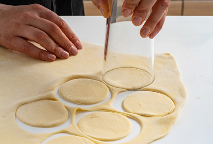 Фото шага рецепта Вареники с клубникой и творогом 189152 шаг 7  