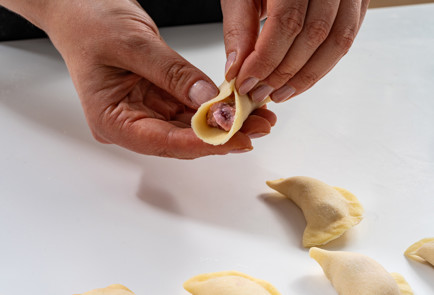 Фото шага рецепта Вареники с клубникой и творогом 189152 шаг 8  