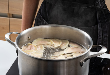 Фото шага рецепта Вареники с клубникой и творогом 189152 шаг 9  