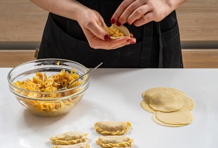 Фото шага рецепта Вареники с квашеной капустой на заварном тесте 176087 шаг 10  