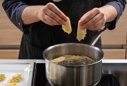 Фото шага рецепта Вареники с квашеной капустой 175428 шаг 13