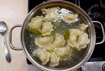 Фото шага рецепта Вареники с начинкой из капусты 186871 шаг 12