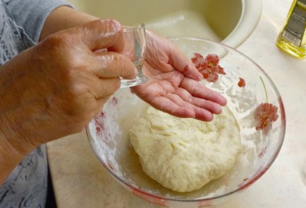 Фото шага рецепта Вареники с начинкой из капусты 186871 шаг 2