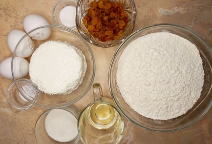 Фото шага рецепта Вареники с творогом и изюмом 187675 шаг 1