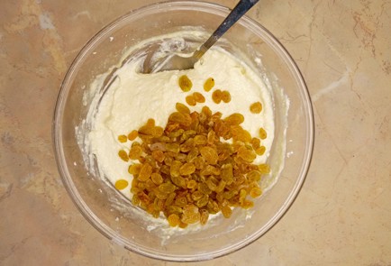 Фото шага рецепта Вареники с творогом и изюмом 187675 шаг 10