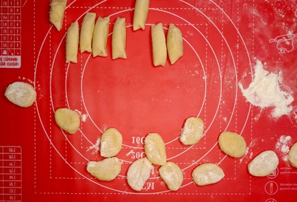 Фото шага рецепта Вареники с творогом и изюмом 187675 шаг 12