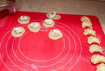 Фото шага рецепта Вареники с творогом и изюмом 187675 шаг 13