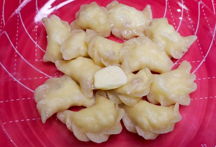 Фото шага рецепта Вареники с творогом и изюмом 187675 шаг 14