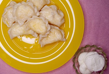 Фото шага рецепта Вареники с творогом и изюмом 187675 шаг 15