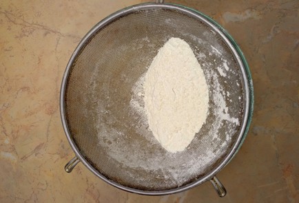 Фото шага рецепта Вареники с творогом и изюмом 187675 шаг 2