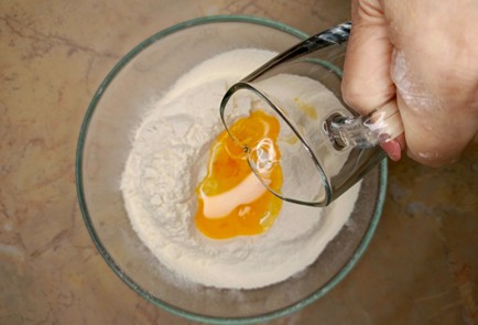 Фото шага рецепта Вареники с творогом и изюмом 187675 шаг 4