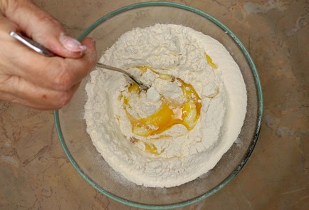 Фото шага рецепта Вареники с творогом и изюмом 187675 шаг 5