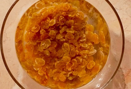 Фото шага рецепта Вареники с творогом и изюмом 187675 шаг 7