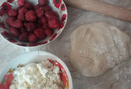 Фото шага рецепта Вареники с творогом и клубникой 139189 шаг 1  