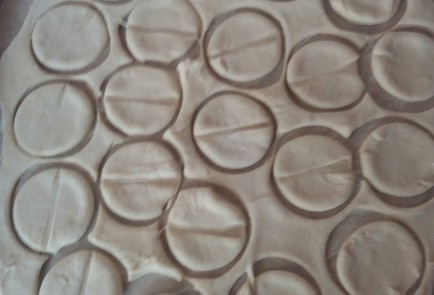 Фото шага рецепта Вареники с творогом и клубникой 139189 шаг 2  