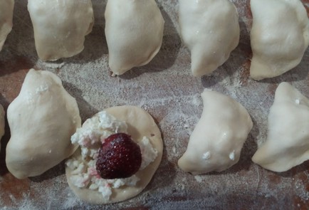 Фото шага рецепта Вареники с творогом и клубникой 139189 шаг 3  