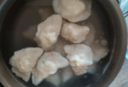 Фото шага рецепта Вареники с творогом и клубникой 139189 шаг 4  