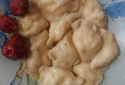 Фото шага рецепта Вареники с творогом и клубникой 139189 шаг 5  