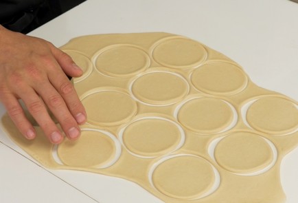 Фото шага рецепта Вареники с творогом 136853 шаг 7  