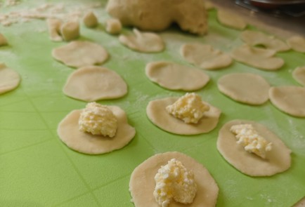 Фото шага рецепта Вареники с творогом 174862 шаг 10  