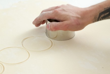 Фото шага рецепта Вареники с вишней в компоте 79923 шаг 3  