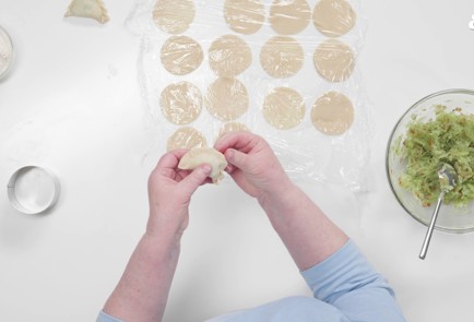 Фото шага рецепта Вареники с зеленой редькой 175914 шаг 11  