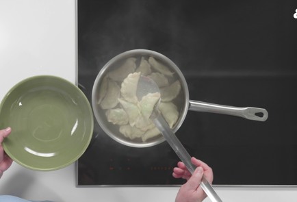 Фото шага рецепта Вареники с зеленой редькой 175914 шаг 12  