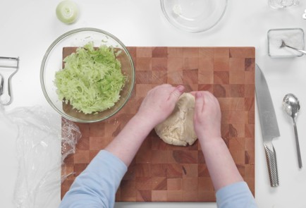 Фото шага рецепта Вареники с зеленой редькой 175914 шаг 4  