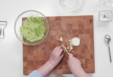 Фото шага рецепта Вареники с зеленой редькой 175914 шаг 6  