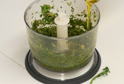 Фото шага рецепта Вареный язык с зеленой сальсой 47453 шаг 2  