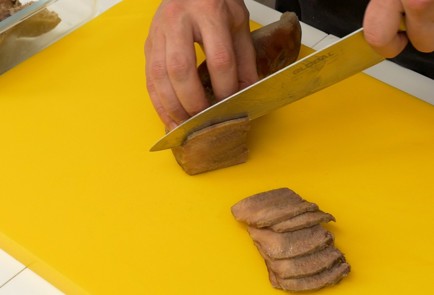 Фото шага рецепта Вареный язык с зеленой сальсой 47453 шаг 4  