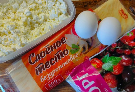 Фото шага рецепта Ватрушка из слоеного теста с ягодами 189133 шаг 1