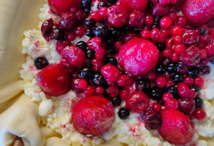 Фото шага рецепта Ватрушка из слоеного теста с ягодами 189133 шаг 10